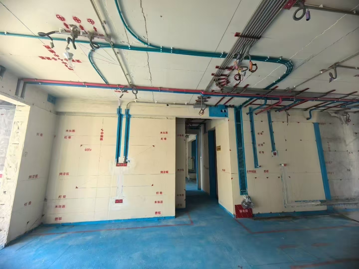 直击高端家装现场：材通定制透明线管如何“照亮”隐蔽工程